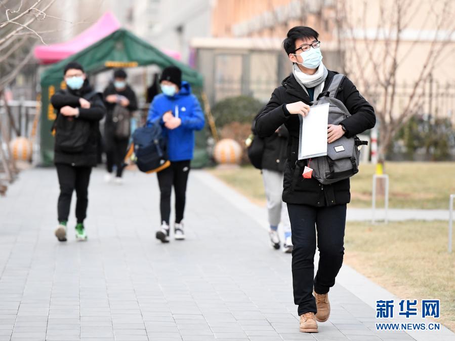 大陸研究生入學報名時序將至，今年部分考區特別提醒考生大頭照別用修過頭的「海馬體照片」。圖/取自新華網