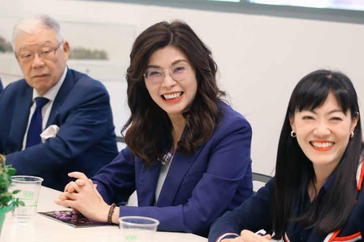 華府目前釋出的訊號很明確:願聽取不同聲音,但不代表疑慮已消除。圖為鄭麗文(中)抵華府前,在紐約皇后植物園會晤紐約州眾議員金兌錫,旁二人為國民黨訪團成員。圖/取自鄭麗文臉書