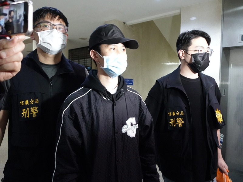 越南籍胡姓代班廚師（中）涉嫌過失致死等罪被移送北檢偵訊。圖/中央社