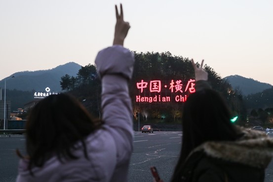 橫店影視基地缺臨時演員。圖/取自新華社