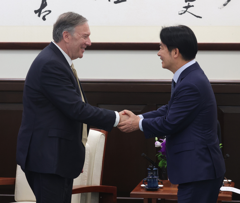 賴清德就職演說正式提出剛性兩國論，充份顯示華府對管控分歧的誤判、未來將嚴重影響台海和平。賴清德總統（右）21日接見美國前國務卿蓬佩奧（Mike Pompeo）（左）。圖/中央社