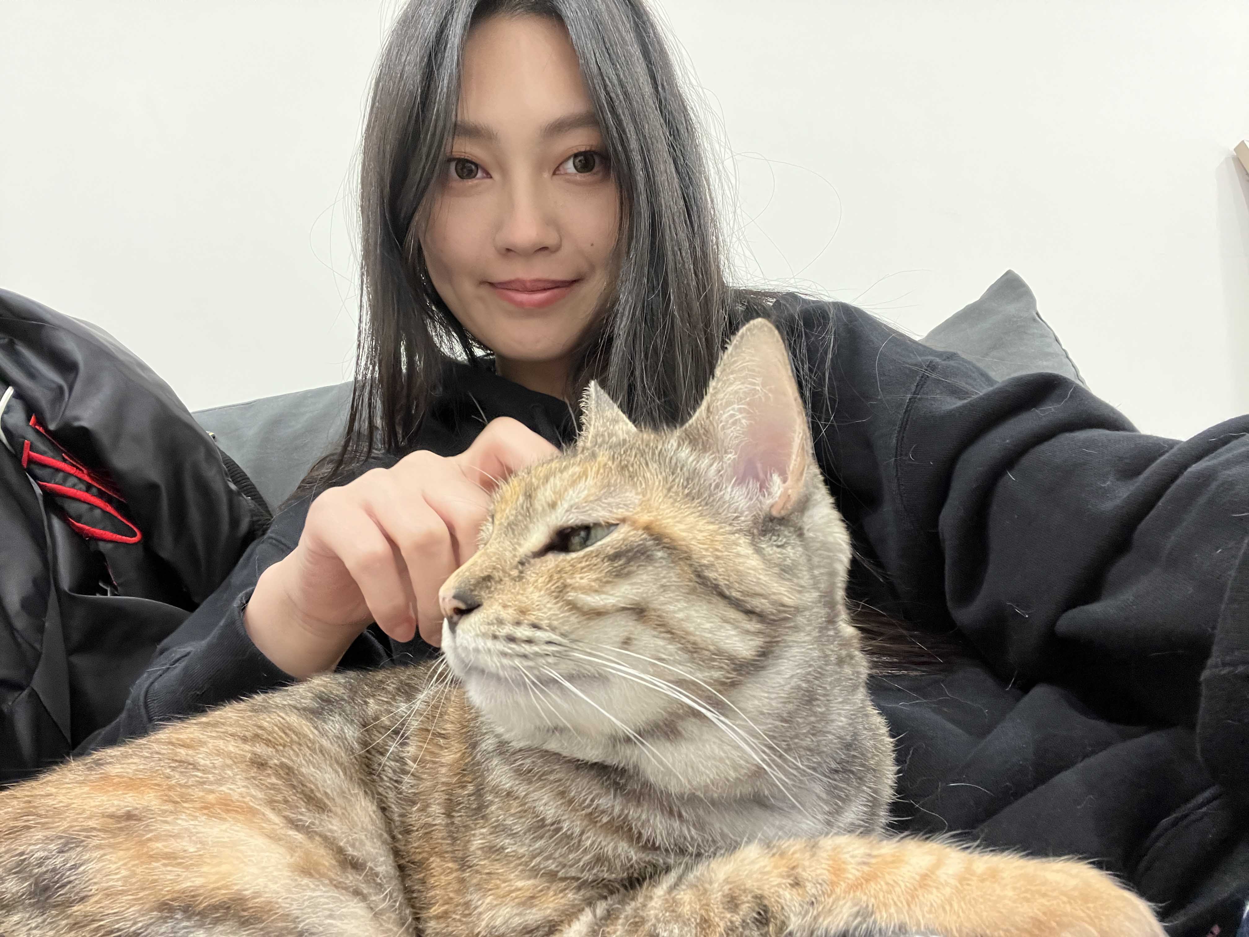 琟娜甘願當貓奴，養了一隻虎斑貓小花。圖/谷優娛樂提供
