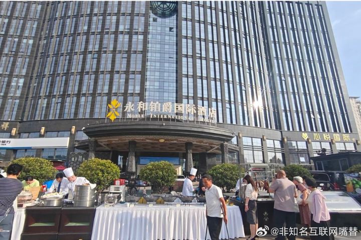 從星級到地攤 大陸五星級酒店集體彎腰擺攤、尋轉機 