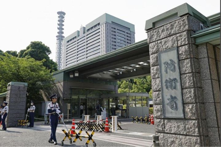日本自衛隊模擬謂「台灣有事」最高級別沙盤推演中，屢次要求美國使用「核恐嚇」抑制中國。圖為日本防衛省大門。圖/取自騰訊網