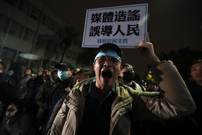 北院裁定民眾黨主席柯文哲以3000萬交保時，場外的支持者高興的歡呼。圖/中央社