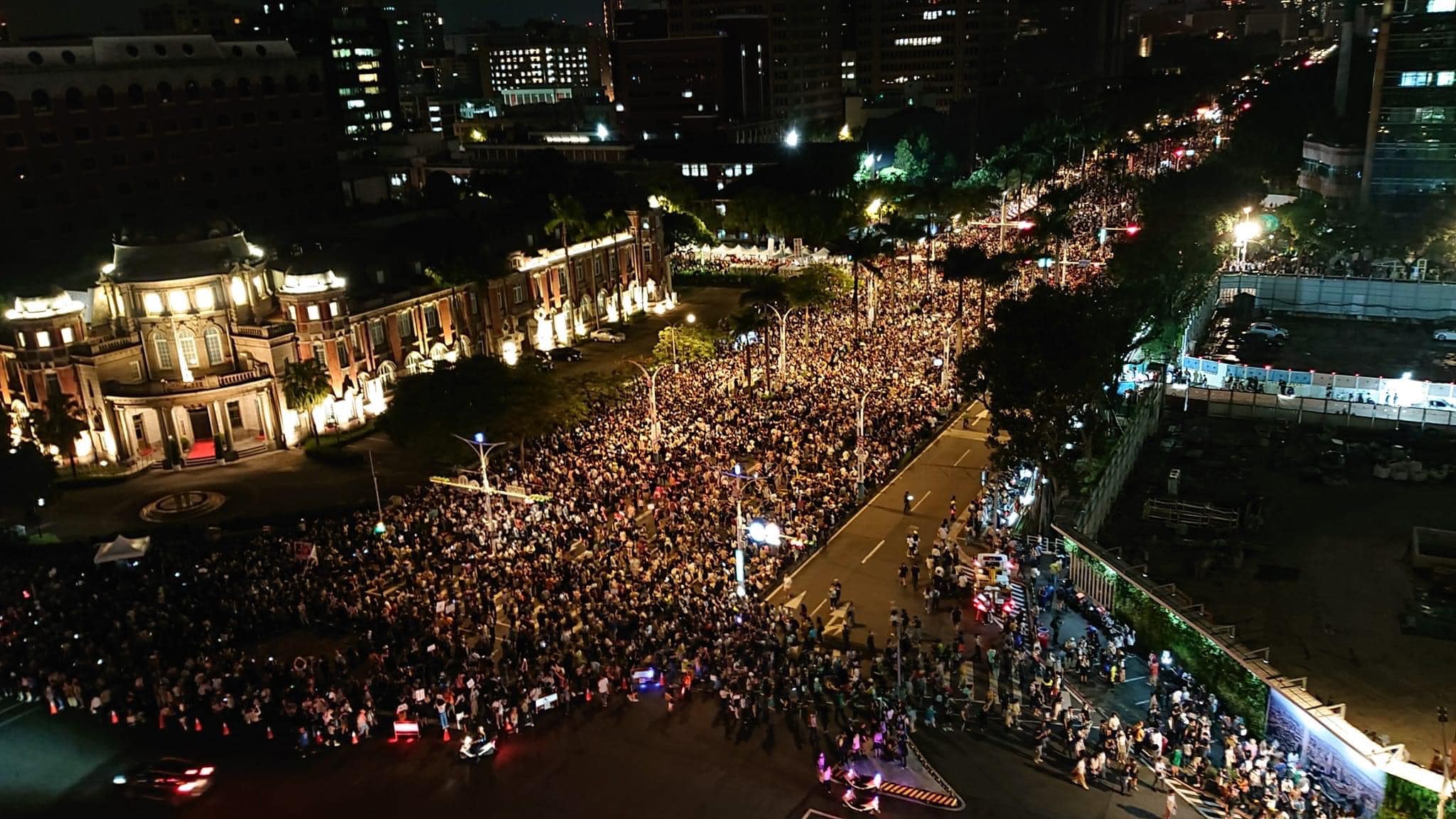 自立院審議國會改革五法後，包圍立院民眾日增，最多號稱達10萬人。圖／取自柯建銘臉書