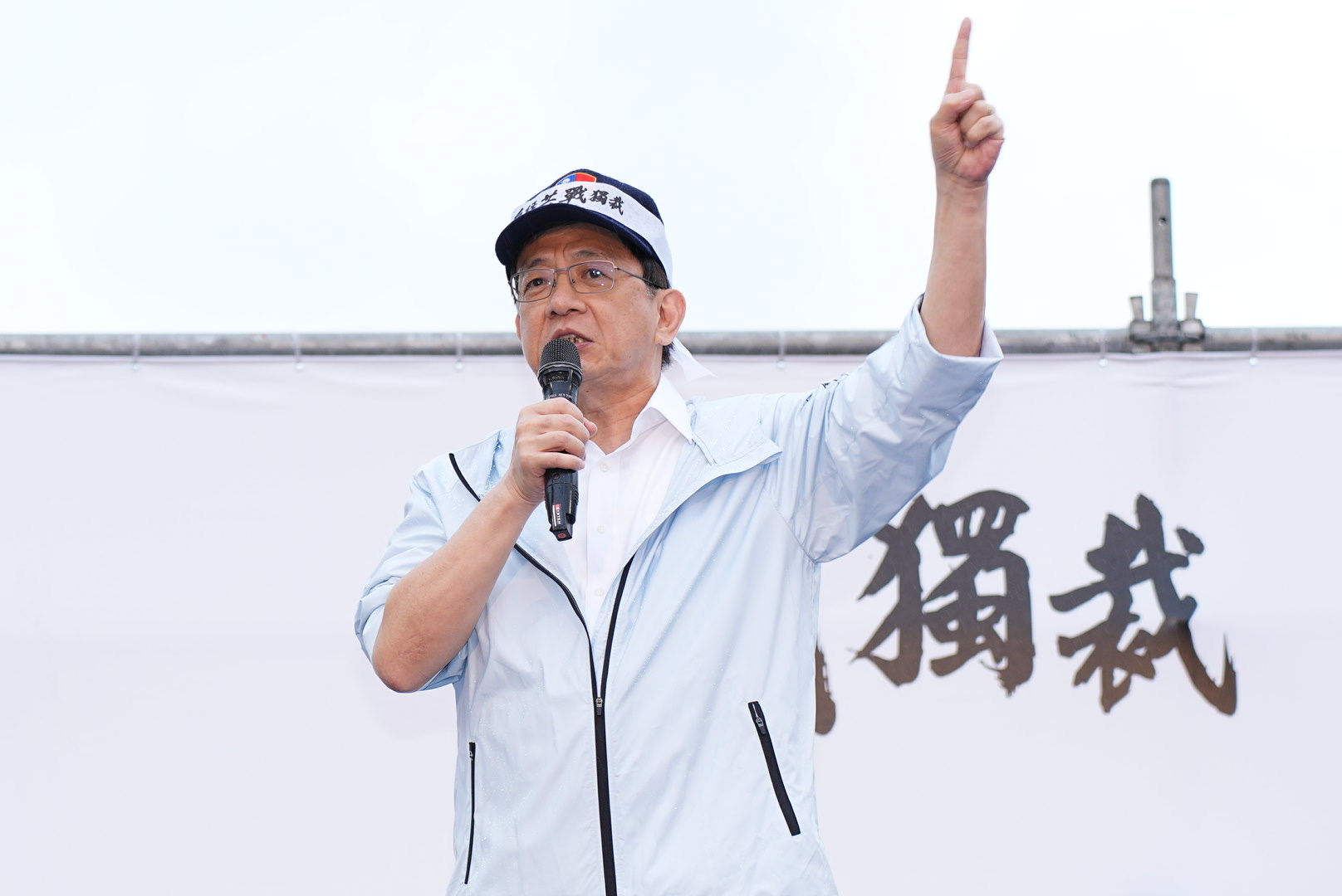台大前校長管中閔26日上凱道，表示要挺起民主的脊梁。圖/記者陳思豪攝