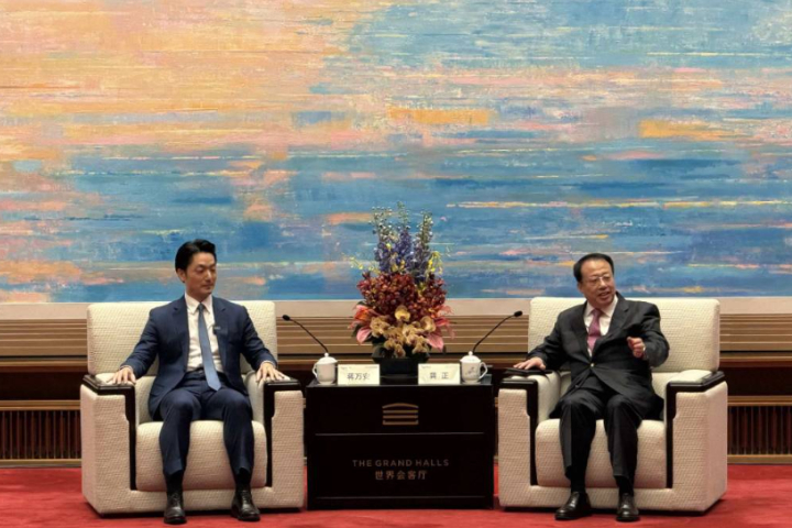 龔正（右）表示，上海深切感受到蔣萬安推動兩市務實合作、增進民眾福祉的努力貢獻。