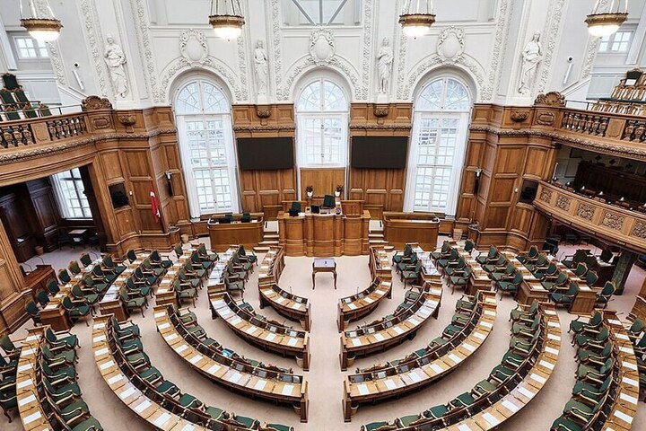 丹麥議會通過具爭議性的延長退休年齡法案。圖/取自WION《YouTube》官方頻道