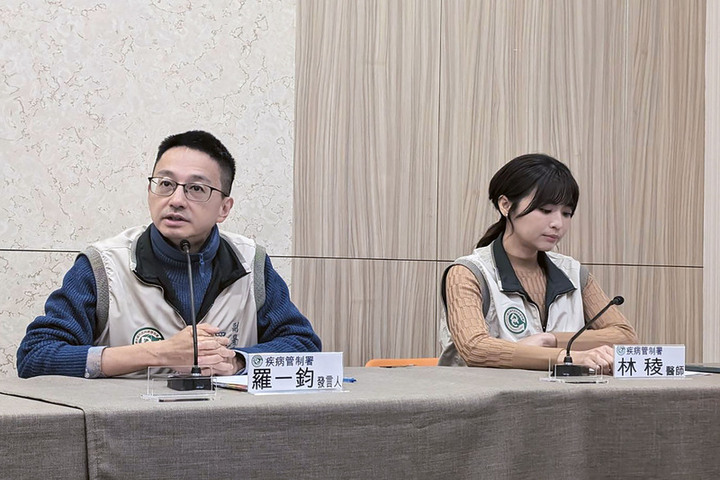 疾管署發言人羅一鈞（左）指出，上周新增65例新冠肺炎死亡個案，是民國112年9月初以來第5波疫情新高。圖/取自中央社