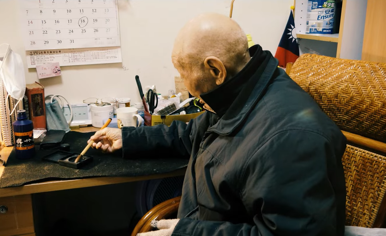 年邁的汪承棠著書闡述過往遭日軍侵略的情景，將自身的所見所聞寫下，讓更多人知曉。圖/翻攝搶救遷台歷史記憶庫YouTube頻道 