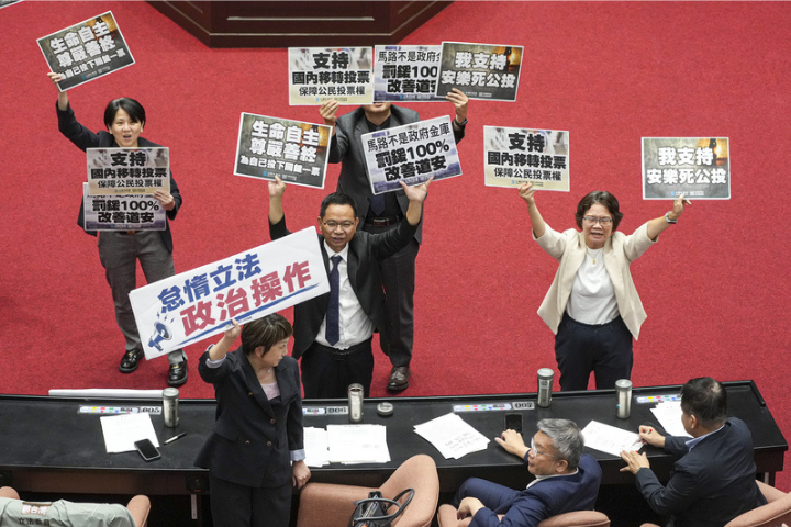 藍綠夾擊！民眾黨「移轉投票、安樂死公投」遭封殺　國民黨拿掉「反廢死」