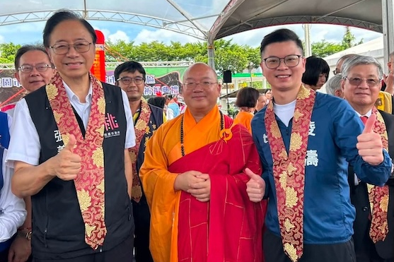 關於選舉，桃園市議員凌濤（右）與桃園市長張善政（左）希望以善良的標語及理念，抵擋住新洋流等惡潮。圖/取自凌濤＿臉書