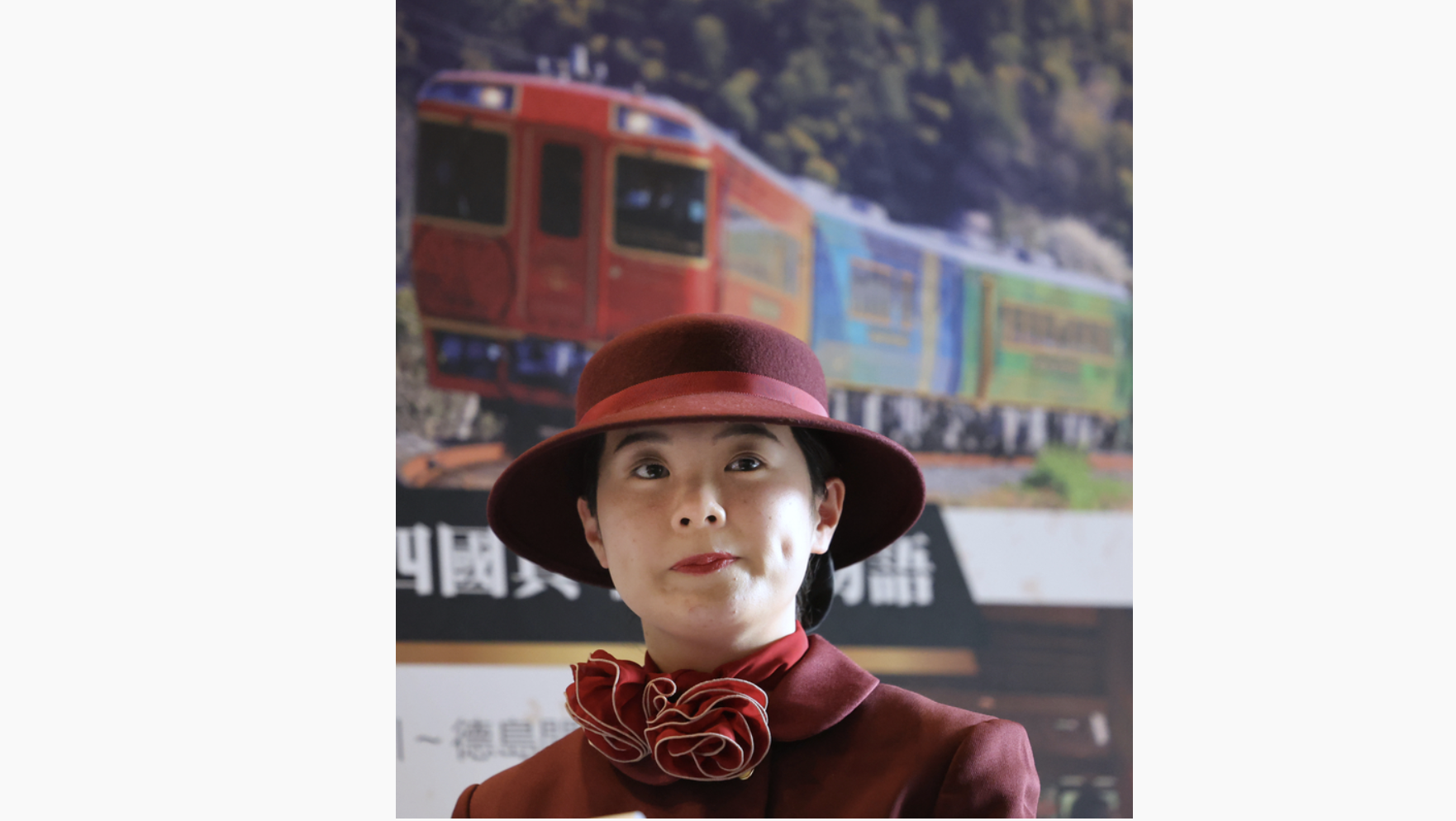 日本四國鐵道旅客公司（JR四國）17日在台鐵松山車站舉辦活動，JR四國觀光列車乘務員松田美月介紹四國的旅遊情況。 中央社