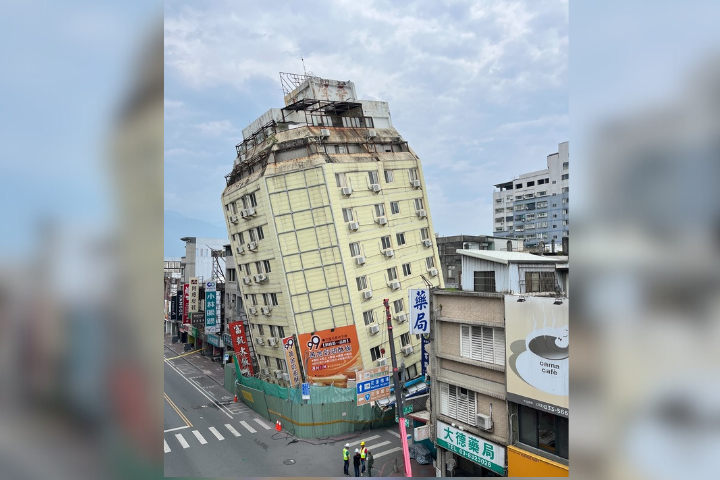 花蓮富凱大飯店因大規模餘震傾斜，警消已與飯店負責人確認無人受困，將於今天上午開始拆除作業。圖/中央社