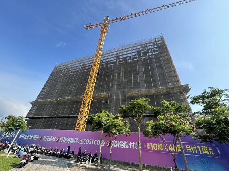 台中北屯區一處建案未施行防護措施，違規進行鋼筋吊掛作業，遭民眾檢舉。圖/中央社