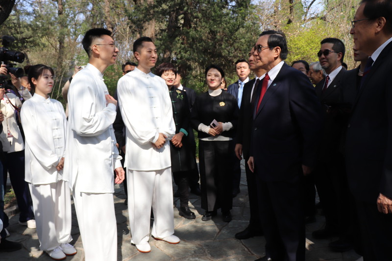 前總統馬英九9日率大九學堂學生到北京大學交流，北京校方在未名湖畔安排太極拳交流環節。圖/ 中央社