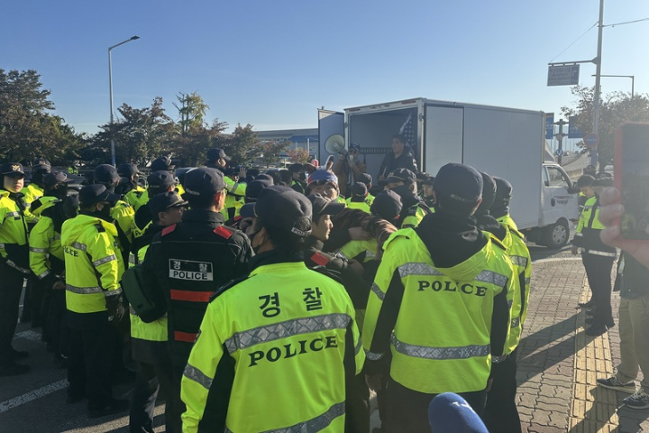 【川習會】反「中」民眾場外示威！高喊「習近平OUT」　釜山機場維安升級