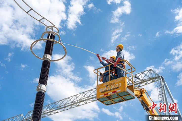 廣東梅州供電局工作人員近日展開線路檢修，以確保夏季高峰期間電網設備安全可靠運行。圖/取自中新網 