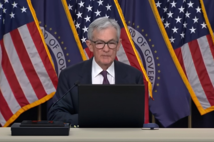 不降息也不離任！鮑爾釋雙重強硬訊號：Fed維持利率不變