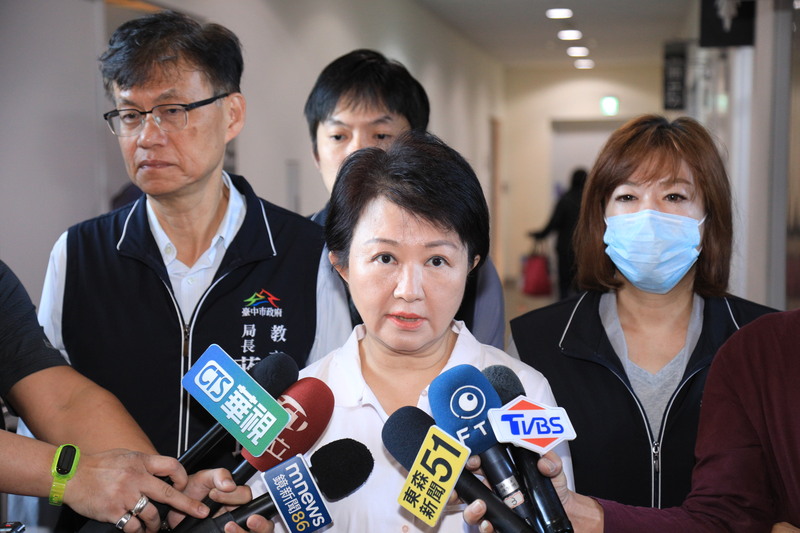 台中市長盧秀燕（前中）3日受訪時公開向老師致歉，坦承自己太快下結論。圖／中央社