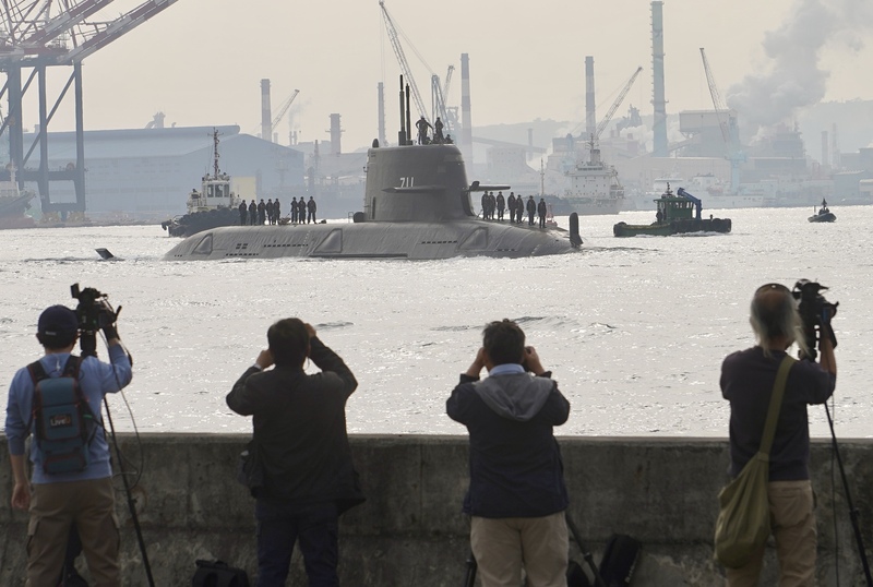  潛艦國造原型艦海鯤艦10日進行第5次潛航測試，上午8時許駛出高雄港區，許多軍事迷聚集在港邊搶拍。圖/中央社
