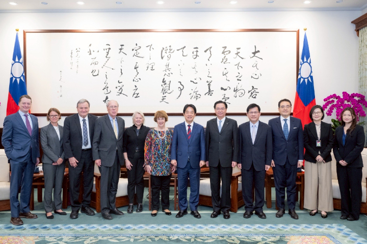 賴清德接見美智庫訪團，外交部長林佳龍、國安會秘書長吳釗燮也在座。圖/取自總統府flickr