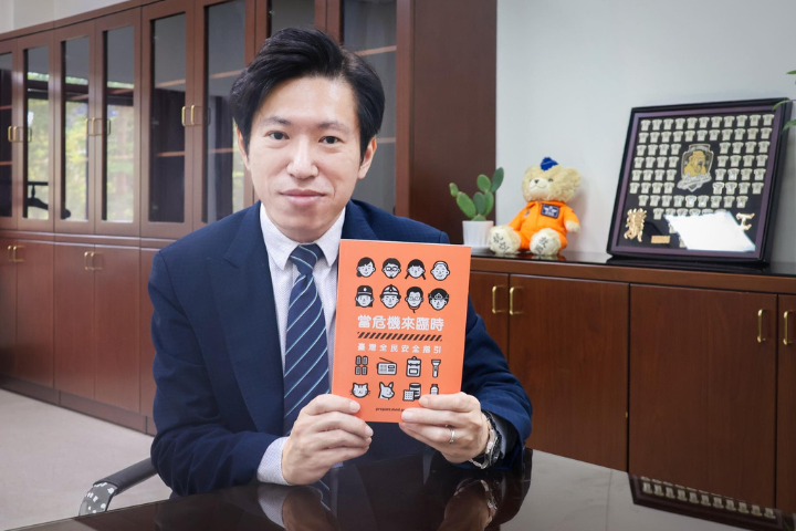 行政院秘書長張惇涵去年底赴立法院備詢，與在野黨立委舌戰後，在綠營內部人氣急升，被封為「新戰神」，傳地方人士力拱張惇涵參選，對決桃園市長張善政。圖/取自張惇涵臉書