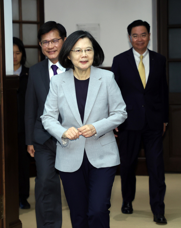 總統府秘書長林佳龍（左）外傳被賴徵詢接外長吳釗燮（右）位置，但並無意願，還對外表明已推薦人選，不過最後似允諾接外長。圖/中央社