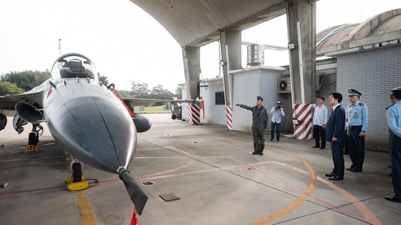 目前政府規劃「濱海作戰指揮部」，恐進一步削弱國軍的聯合作戰效能。副總統賴清德訪視空防部隊。圖/中央社