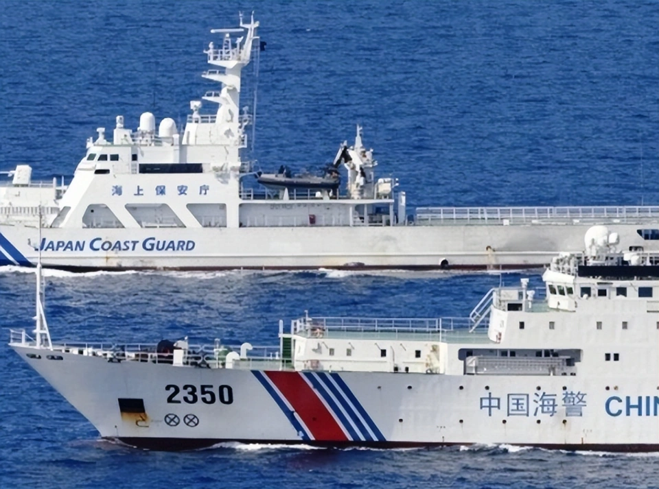 大陸海警船如今幾乎天天在釣魚台周邊列嶼巡視，圖為中國海警船去年某日遭遇日本海保廳船隻，隨後中國海警船驅離了日本船。圖／取自騰訊