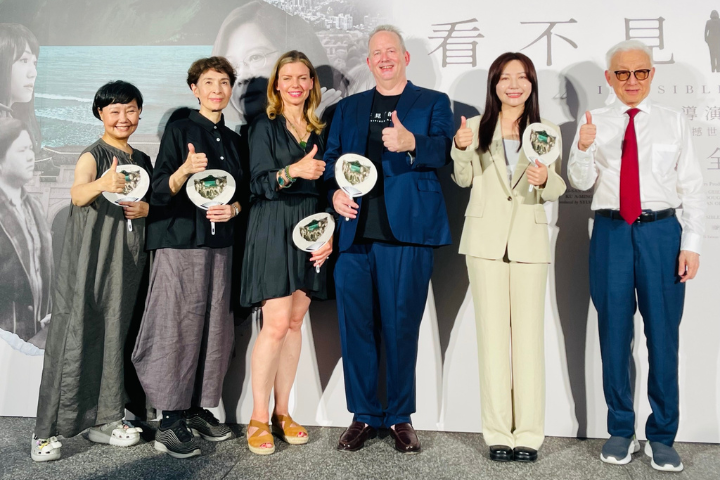 圖為《看不見的國家》首映會，（左起）演員呂雪鳳、監製馮賢賢、導演葛靜文、製片泰德霍普、民進黨立委吳沛憶、罷免國民黨立委徐巧芯領銜人及聯電創辦人曹興誠。