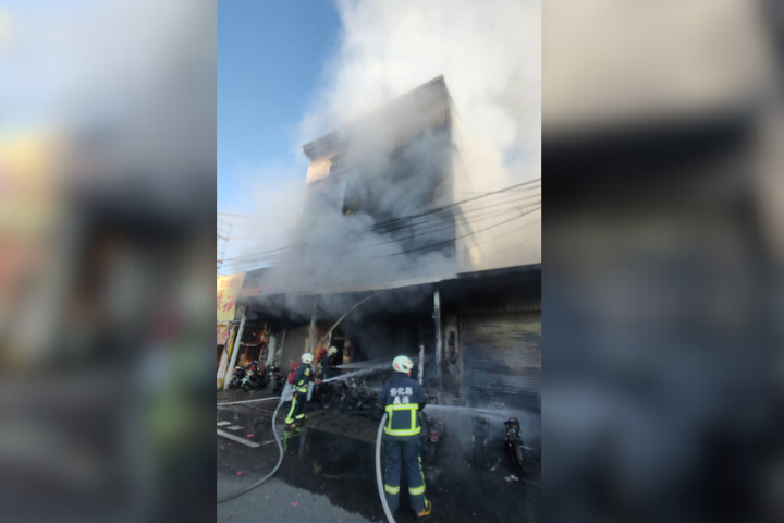 彰化縣北斗鎮中山路1段清晨發生住宅火警，現場不斷傳出爆炸聲響，消防局緊急派遣人車前往搶救。圖/中央社