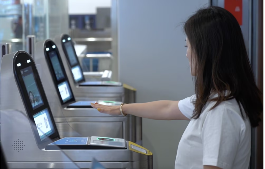 北京地鐵大興機場線2023年5月首先啟用刷掌驗票服務。圖/取自騰訊官網