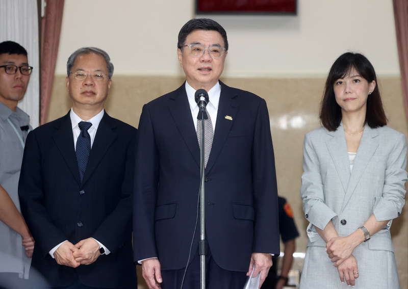 中央政府總預算案卡關，行政院長卓榮泰（中）22日表示，立法院與行政院可共同指出彌補資金的來源。圖/中央社
