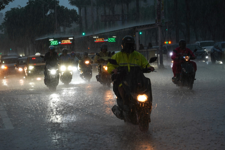 各地有雨南部持續強降雨　颱風沙德爾下周近琉球後路徑分歧大
