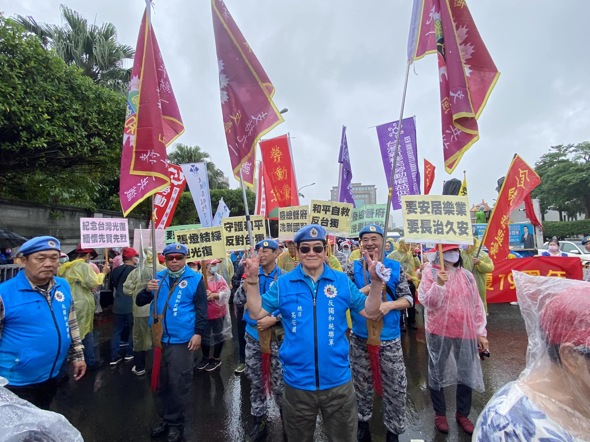 曾任第六軍團副司令的高安國（前中），曾成立「中華民國軍政府」，以此抗衡台灣民政府。目前遭涉違國安法收押禁見。圖／取自高安國臉書