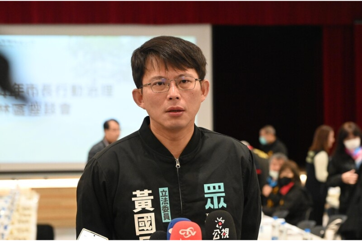 學生造假遭取消錄取 黃國昌諷：她學歷不實仍出任英公使