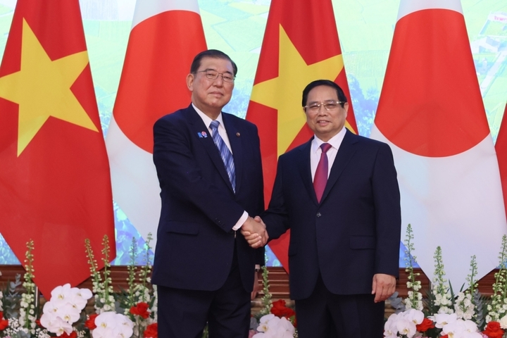 日本首相石破茂（左）與越南總理范明正（右）舉行首腦會談。圖/取自日本外務省官方網站