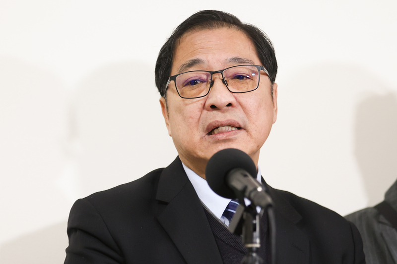 法務部長鄭銘謙(圖)13日被問到棄保潛逃罪、妨害司法公正罪行政院版本進度。圖/中央社