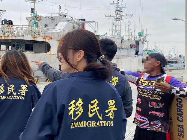 移民署南區事務大隊高雄市專勤隊，日前到高雄旗津港查處非法移工，一名外籍移工（右）對船主指證歷歷。圖／高雄市專勤隊提供