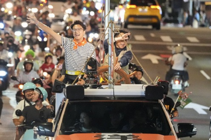 沈伯洋車掃被怨趕車遭卡、丟鞭炮　又被抓包紅線違停「助理擋車牌」