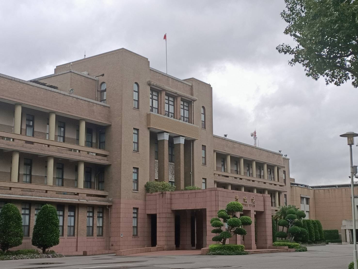 行政院25日沒有任何行憲紀念日相關看板。圖/記者簡立欣攝