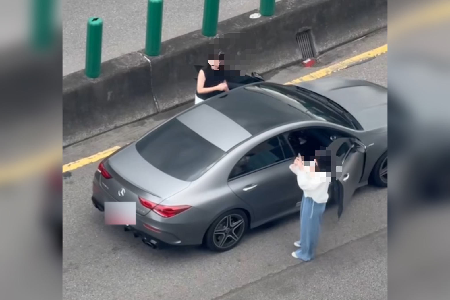 無視演習人車禁令  2女在高架上擺拍引眾怒