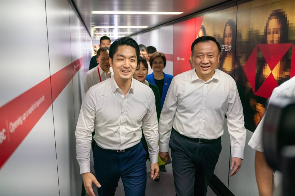  台北市長蔣萬安（左）去年率團抵上海參加雙城論壇，由上海副市長華源（右）接機。（台北市政府提供）