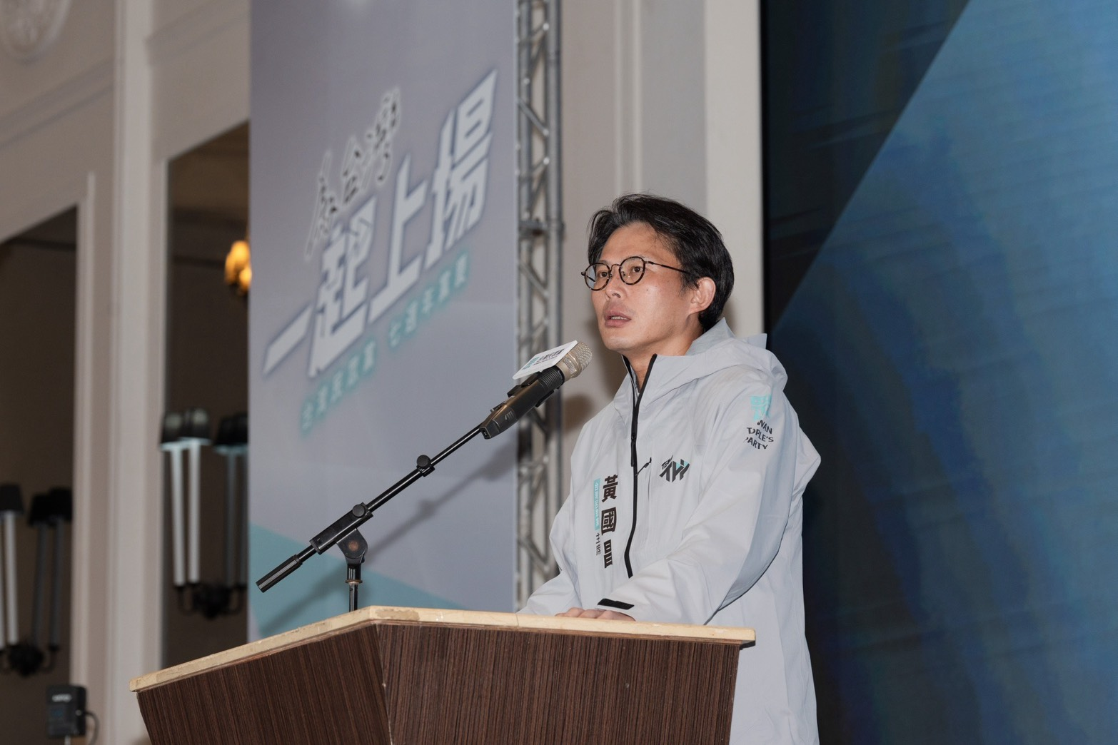 民眾黨主席黃國昌3日接受網路節目專訪時痛批，台糖嚴重隱匿真相、衛福部曲解《食安法》幫忙卸責，且行政院長卓榮泰7月前往立院進行食安專報時，整個行政團隊涉嫌集體隱瞞國人，因此他要求政府必須有人為此下台負責。圖/民眾黨提供