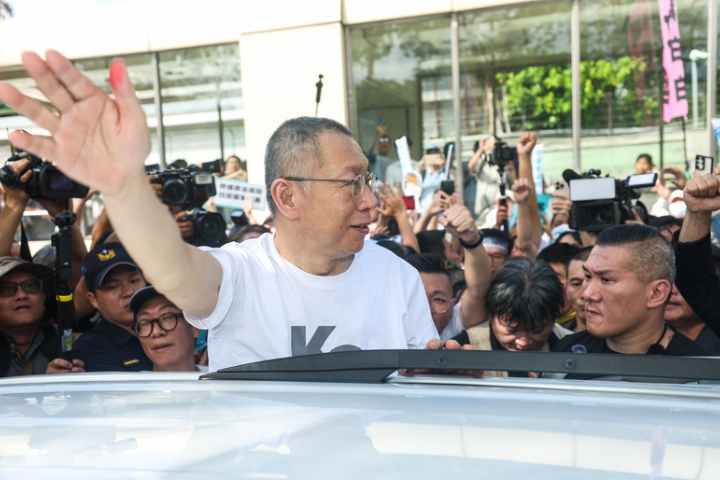 小草熱情聲援  柯文哲哽咽喊話：絕不投降、絕不屈服