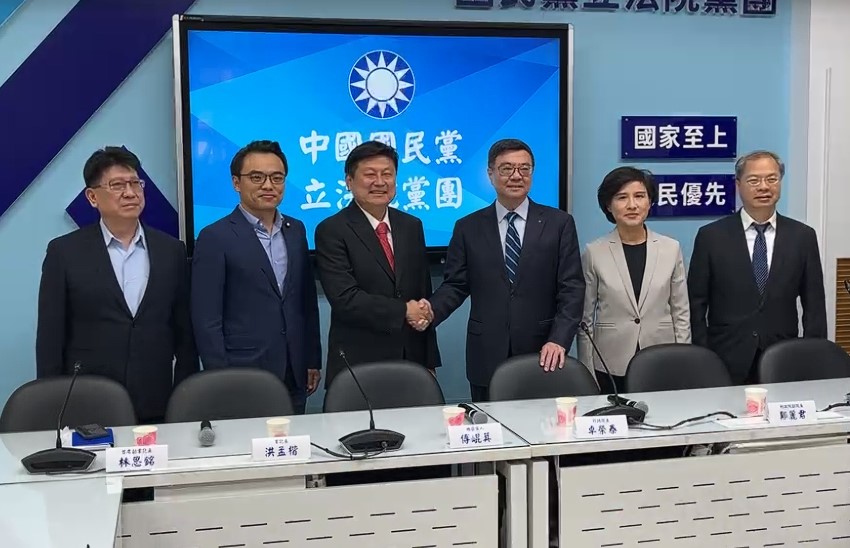 國會改革法案提覆議？行政院長卓榮泰（右三）拜會國民黨團表示，「會審慎研議善盡憲政機關的職責。」圖/林睿康攝