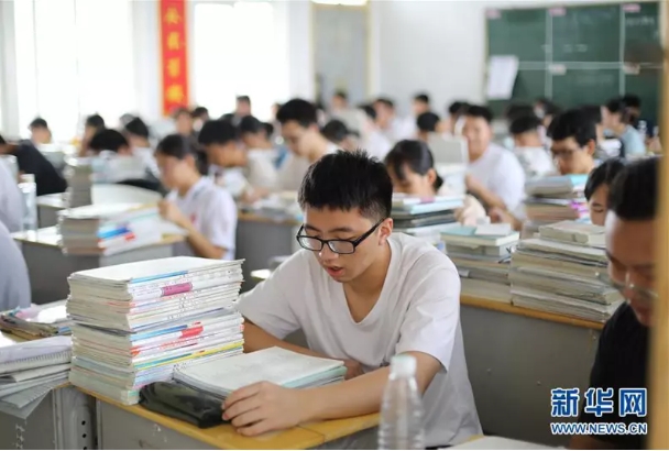 陸大學聯考一直都是競爭激烈，考生和家長皆嚴重「內卷」。圖/取自新華網