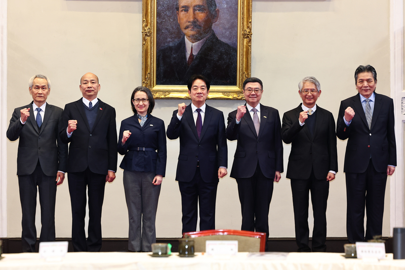 總統賴清德（中）10日下午召集五院院長在總統府會商國政，會前與副總統蕭美琴（左3）、行政院長卓榮泰（右3）、立法院長韓國瑜（左2）、司法院代理院長謝銘洋（右2）、考試院長周弘憲（左1）、監察院副院長李鴻鈞（右1）合影。圖/中央社